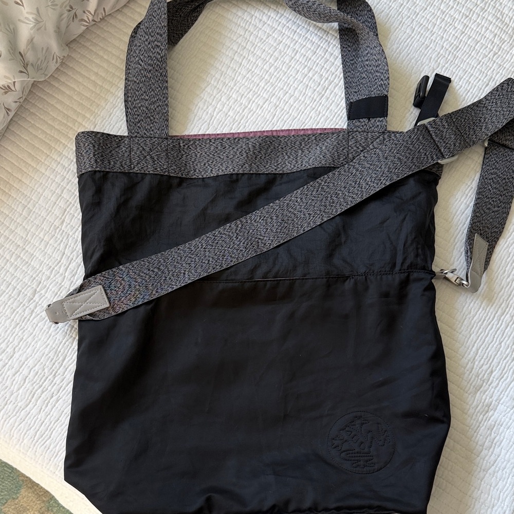 Black Manduka Yoga Tote Bag with Gray Straps